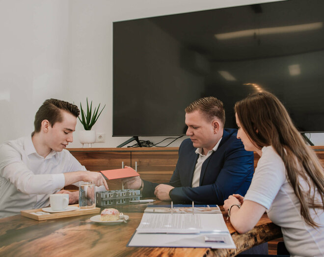 Kuvex Team bei einer Besprechung mit Kaffee im Besprechungsraum